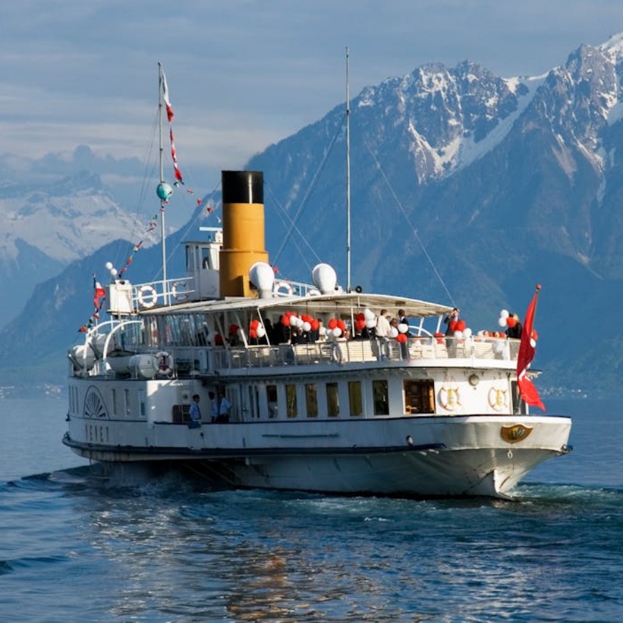 أنظمة التلفزيون على متن السفن: التقاط الإشارة، وبناء النظام، والاعتبارات